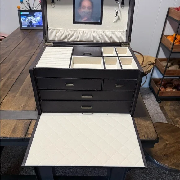 Vintage faux leather jewelry trunk - Picture 2 of 16